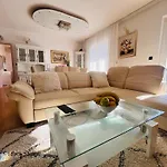 Joza With Pool And Sea View, 2 Min Walk To The Apartamento *